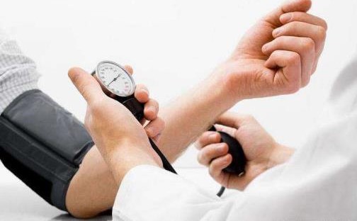 年轻人易忽视高血压风险，负离子理疗仪可实现平稳降压